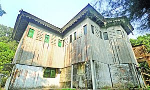 সিআরবি কাঠের বাংলো
